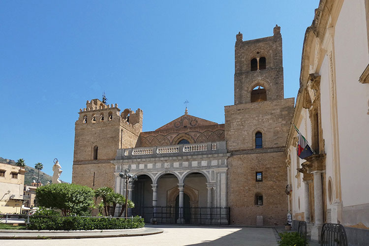 Ingresso principale del Duomo di Monreale affacciato su Piazza Guglielmo II
