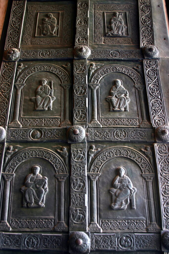 Porta bronzea realizzata da Barisano da Trani, dettagli