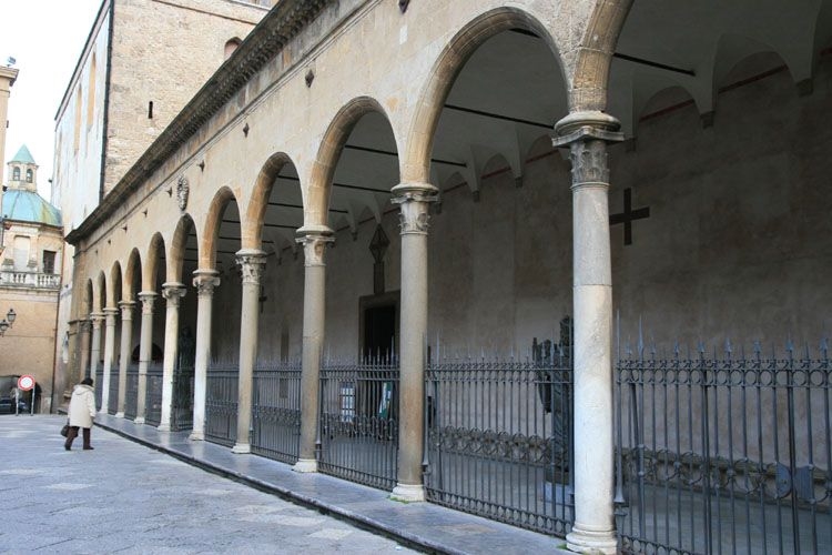Il portico laterale che consente l'accessp al Duomo di Monreale per mezzo della porta di Barisano da Trani